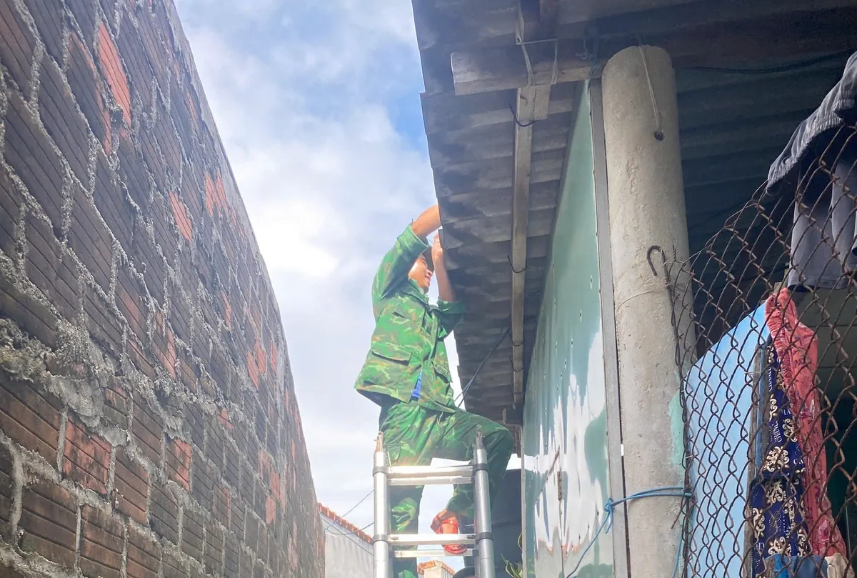 Gia Lai: Di dời khẩn trương khoảng 350.000 người dân để tránh bão số 13 - Ảnh 1.