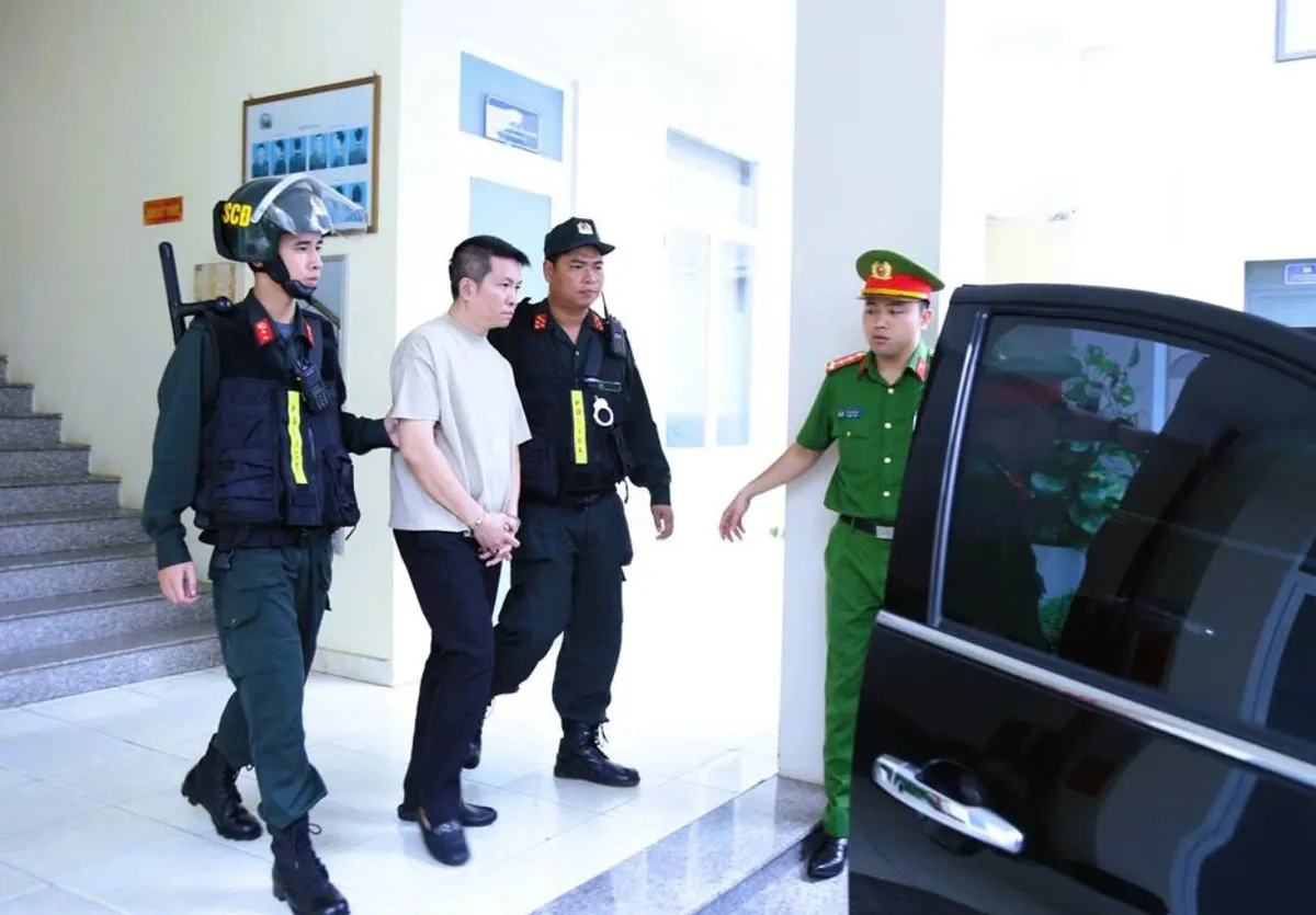 Bắt tạm giam chồng Đoàn Di Băng để điều tra vụ hàng giả - Ảnh 1.