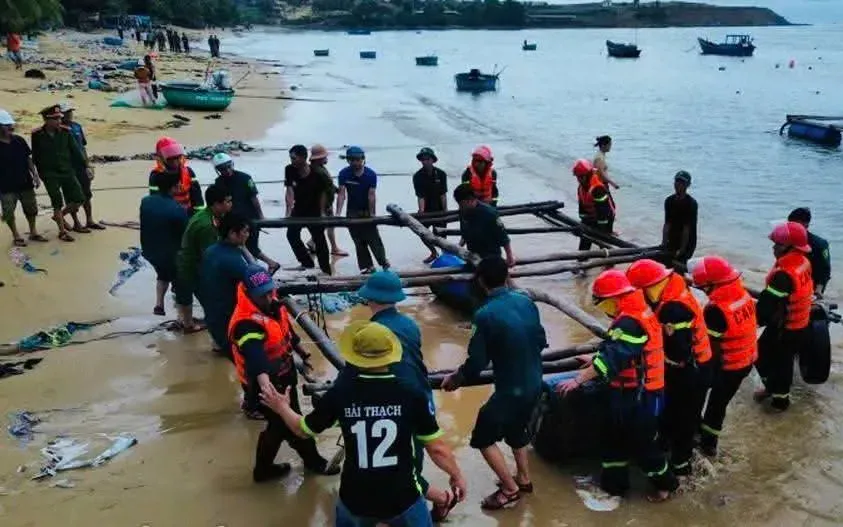 Người dân xã Tuy An Nam đưa bè gỗ nuôi cá từ biển vào bờ.