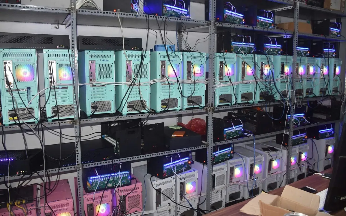 Phòng điều khiển trung tâm kết nối với 169 thiết bị đăng nhập và 2.000 điện thoại di động. 