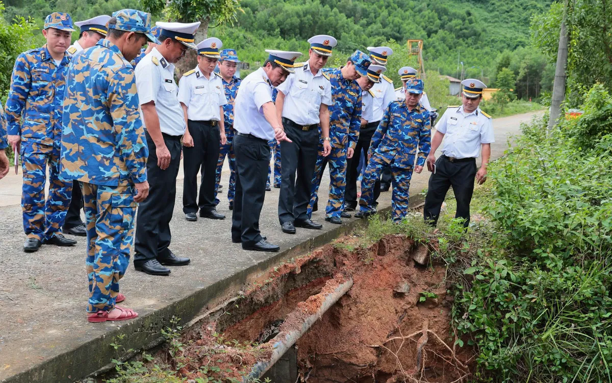 Đồng chí Đại tá Vũ Đình Hiển, Phó Tư lệnh - Tham mưu trưởng Vùng 3 Hải quân kiểm tra, chỉ đạo công tác phòng chống sụt lún khối các đơn vị bờ tại Trung tâm Bảo đảm Kỹ thuật Vùng
