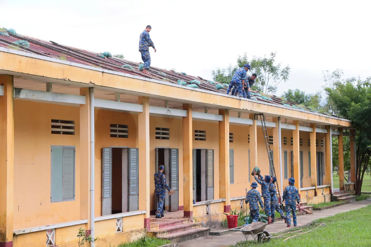 Hải quân khẩn trương triển khai công tác phòng chống bão Kalmaegi- Ảnh 1.