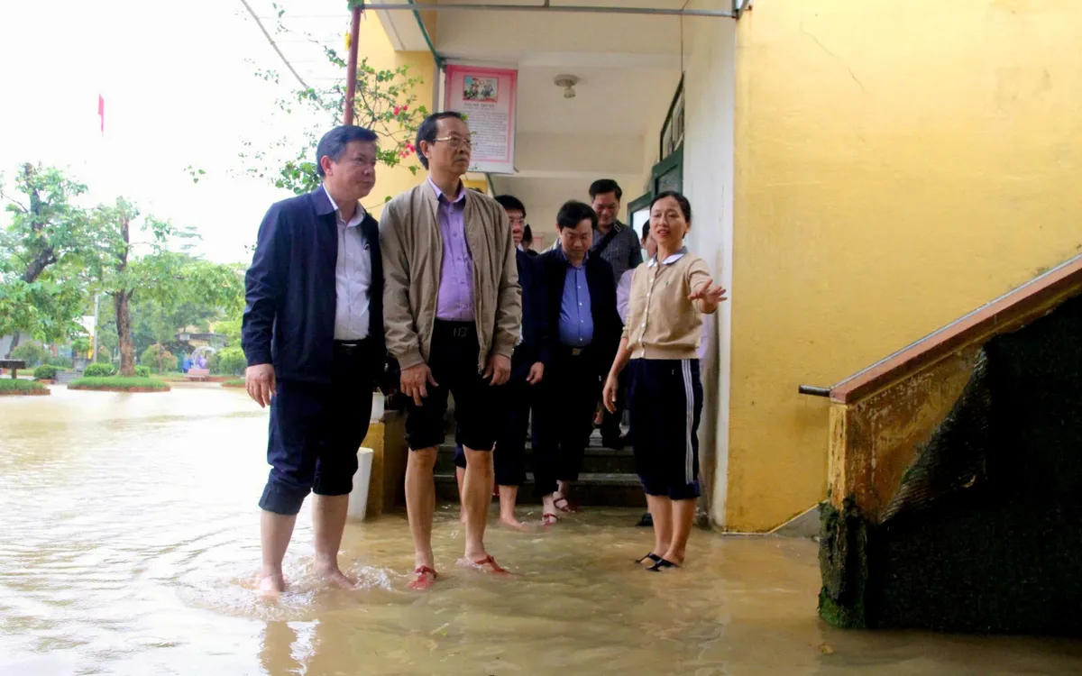 Thứ trưởng Bộ GDĐT Phạm Ngọc Thưởng cùng đoàn công tác của Bộ kiểm tra tình hình khắc phục hậu quả mưa lũ tại thành phố Huế.