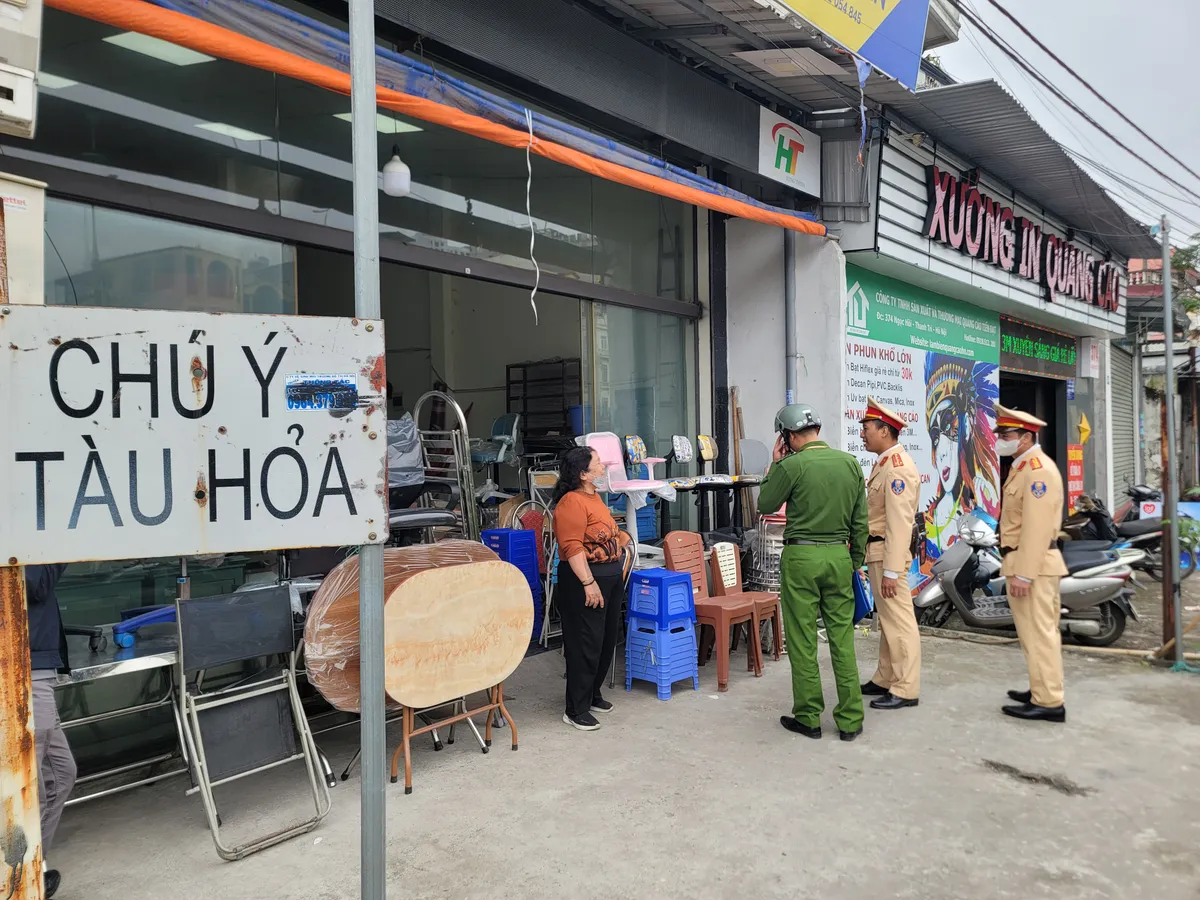 CSGT Hà Nội tăng cường bảo đảm an toàn giao thông trên tuyến đường sắt Bắc - Nam - Ảnh 1.