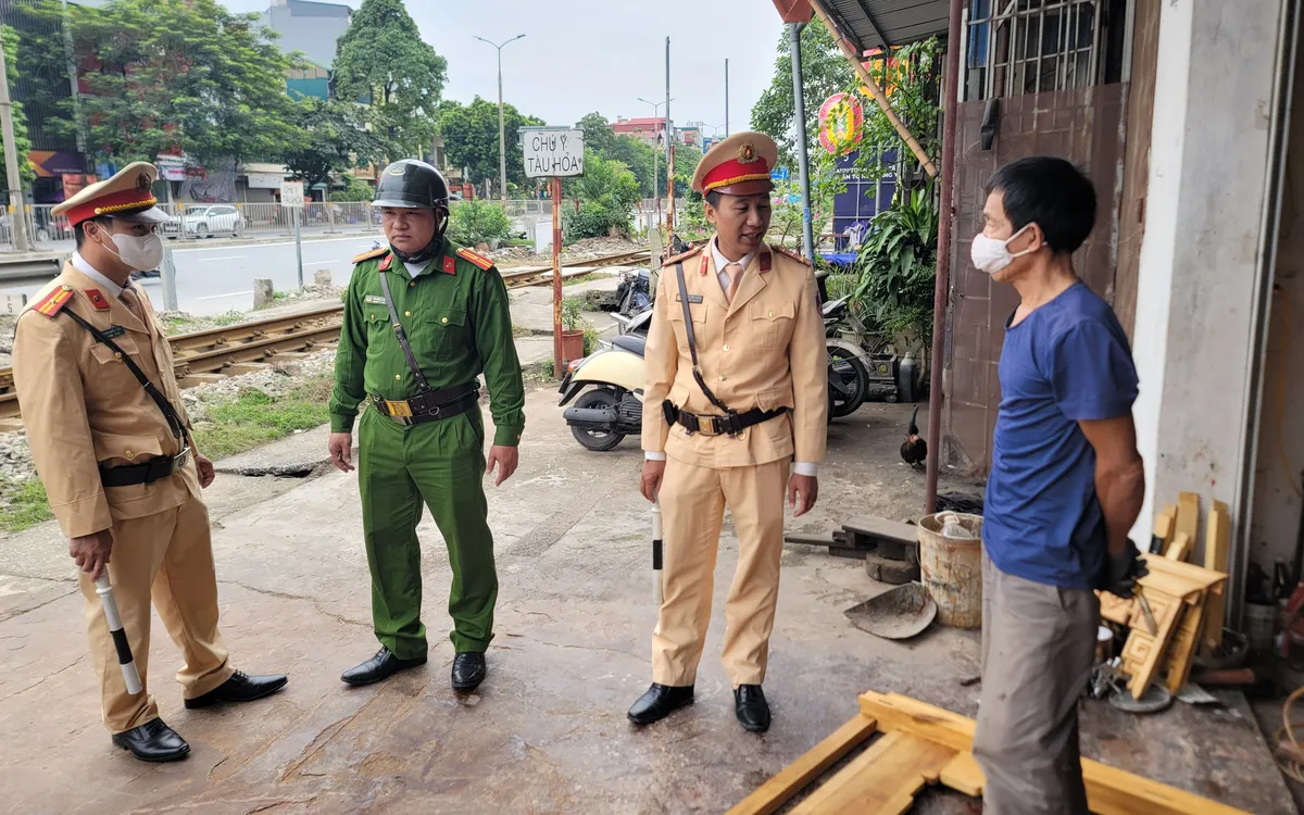 CSGT Hà Nội phối hợp công an cấp xã bảo đảm TTATGT trên tuyến đường sắt Bắc - Nam.