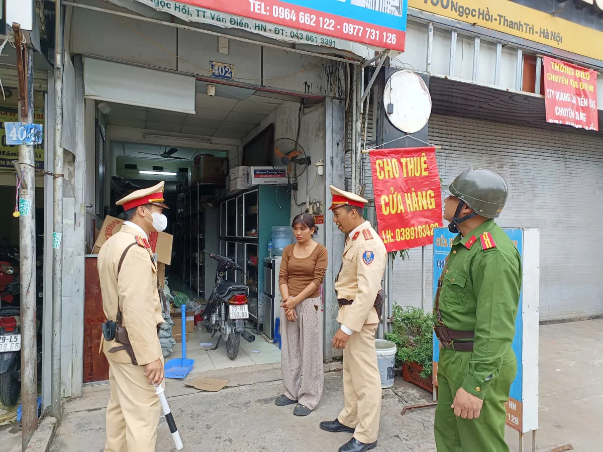 CSGT Hà Nội tăng cường bảo đảm an toàn giao thông trên tuyến đường sắt Bắc - Nam - Ảnh 2.