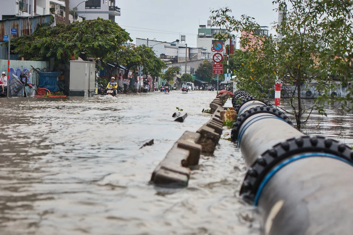 TP Hồ Chí Minh: Cảnh báo mất an toàn giao thông do mưa bão và triều cường kỷ lục- Ảnh 1. TP Hồ Chí Minh: Cảnh báo mất an toàn giao thông do mưa bão và triều cường kỷ lục- Ảnh 1.