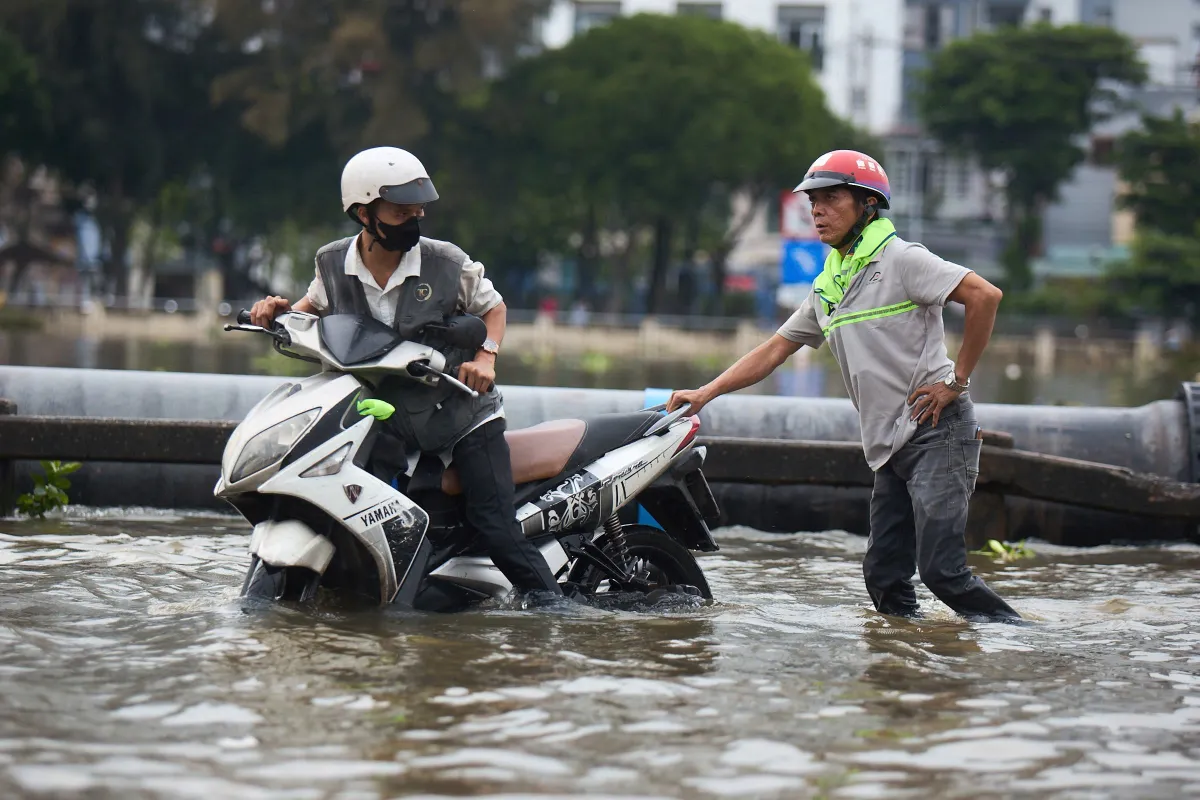 TP Hồ Chí Minh: Cảnh báo mất an toàn giao thông do mưa bão và triều cường kỷ lục- Ảnh 2. TP Hồ Chí Minh: Cảnh báo mất an toàn giao thông do mưa bão và triều cường kỷ lục- Ảnh 2.