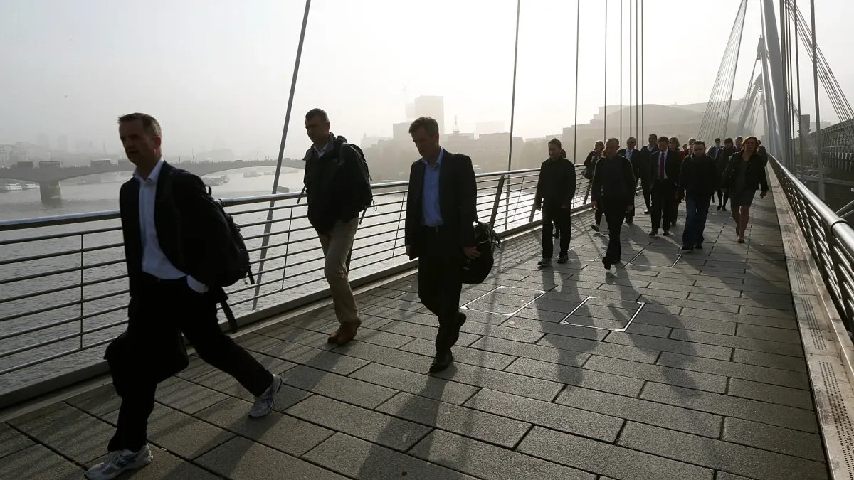 Dòng người di cư đến các quốc gia giàu có đảo chiều - Ảnh 1.