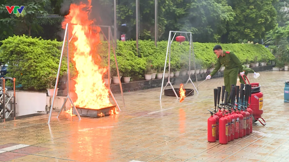 Hà Nội tăng cường tập huấn kỹ năng PCCC cho người dân và doanh nghiệp - Ảnh 2.