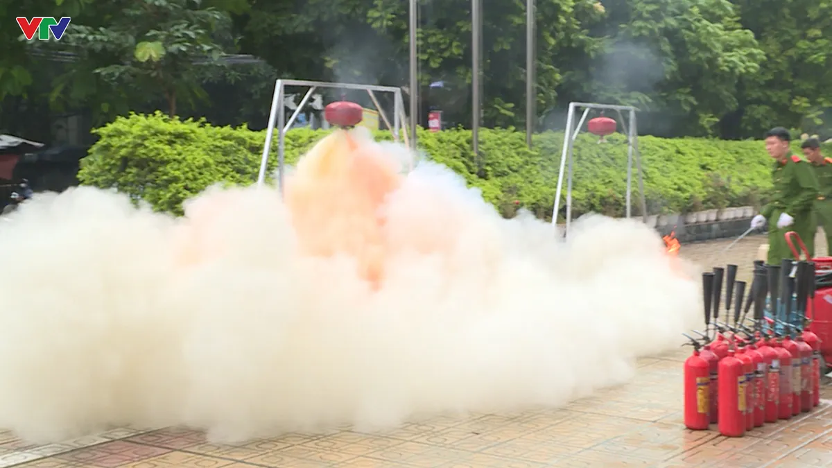 Hà Nội tăng cường tập huấn kỹ năng PCCC cho người dân và doanh nghiệp - Ảnh 3.