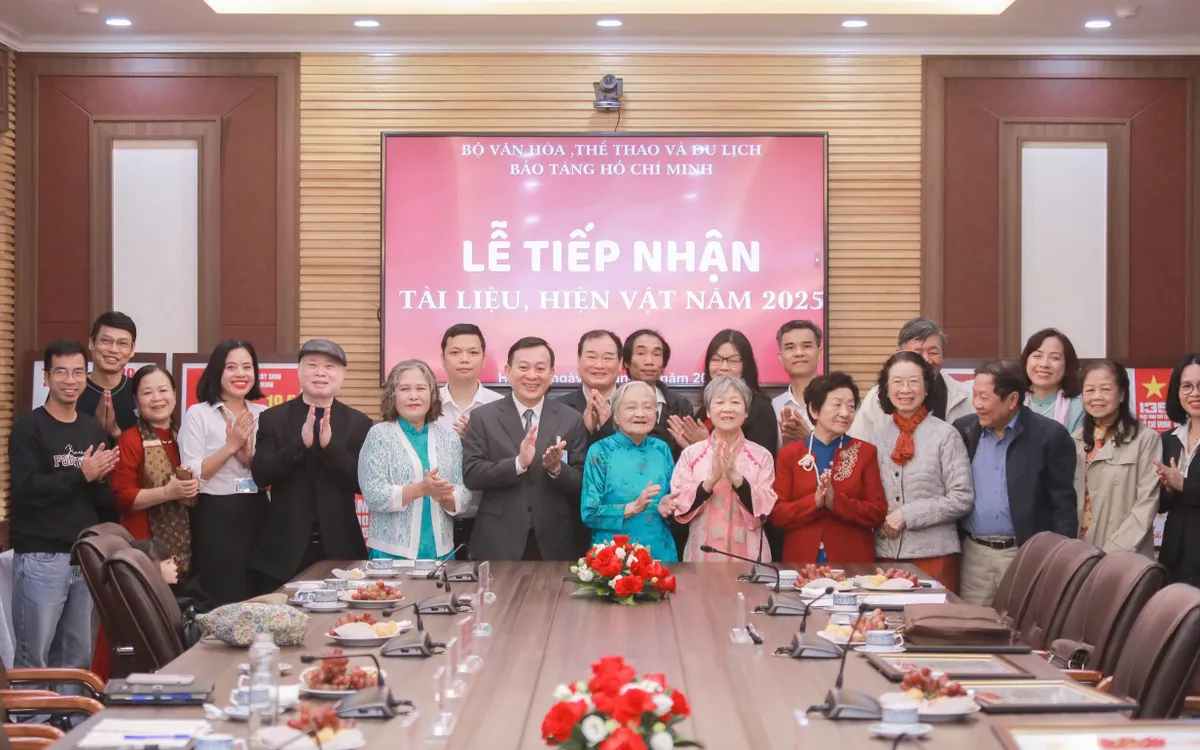 Đại diện các gia đình, cá nhân, tổ chức tại lễ trao tặng hiện vật cho Bảo tàng Hồ Chí Minh.