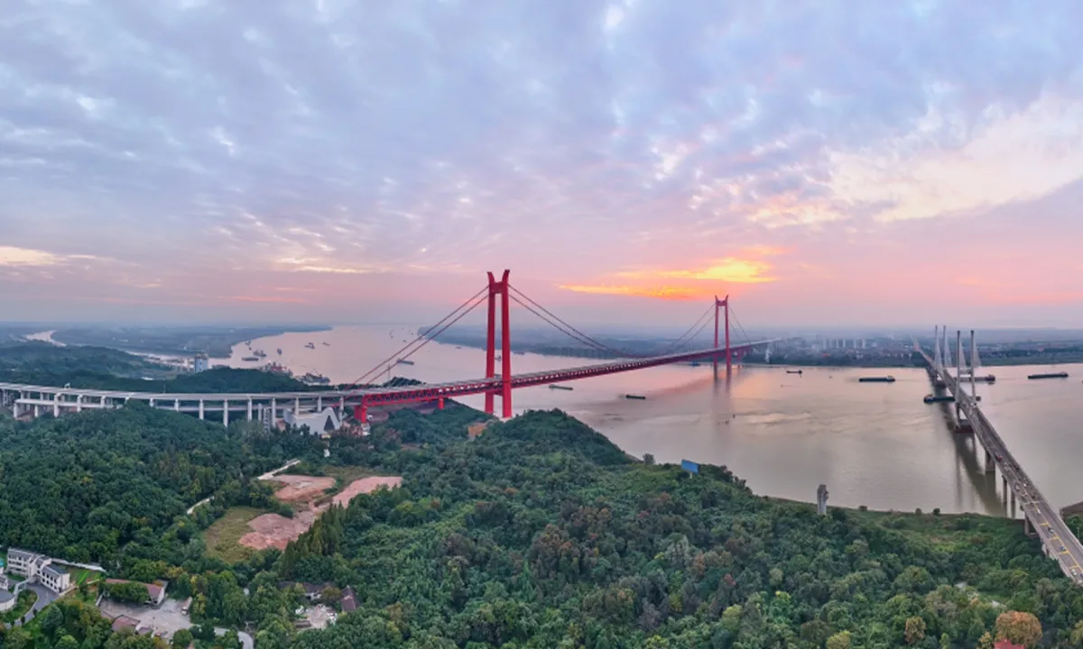 Trung Quốc chính thức thông xe cầu dây văng 2 tầng đầu tiên trên thế giới- Ảnh 1.