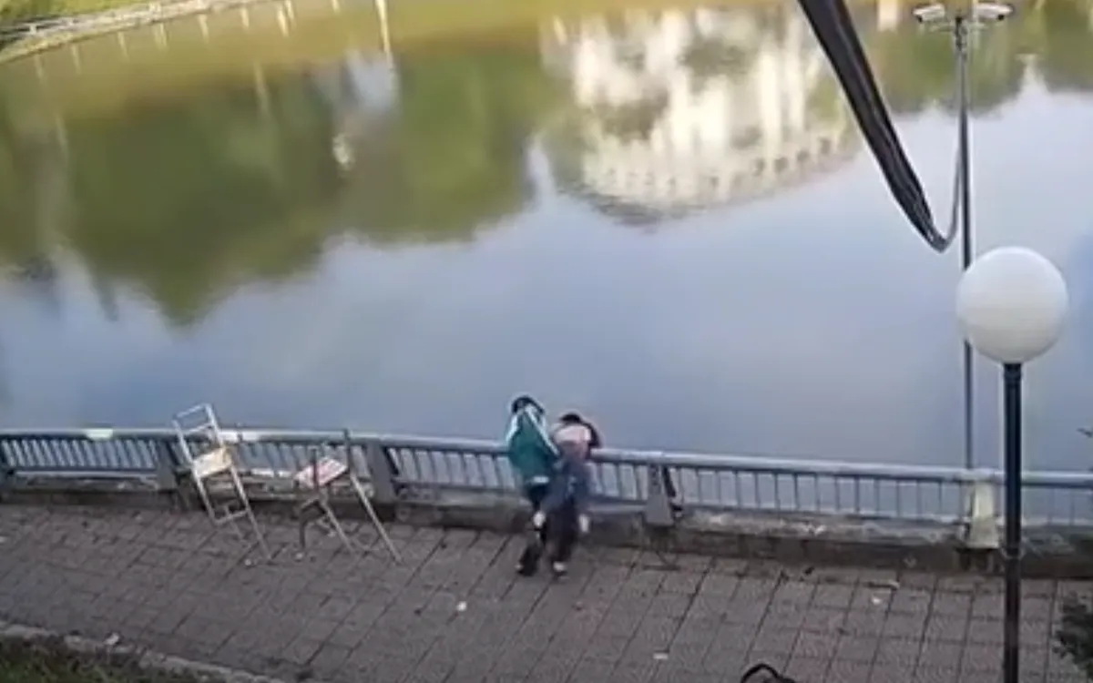 Nam sinh lớp 8 ở Lào Cai bị bạn hất xuống hồ nước sau mâu thuẫn nhỏ. (Ảnh cắt từ video)