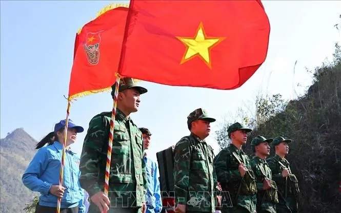 Đoàn viên, thanh niên huyện Đồng Văn phối hợp cùng cán bộ, chiến sĩ Đồn Biên phòng Lũng Cú (tỉnh Hà Giang cũ) tuần tra, bảo vệ đường biên, cột mốc biên giới. Ảnh: Minh Đức/TTXVN