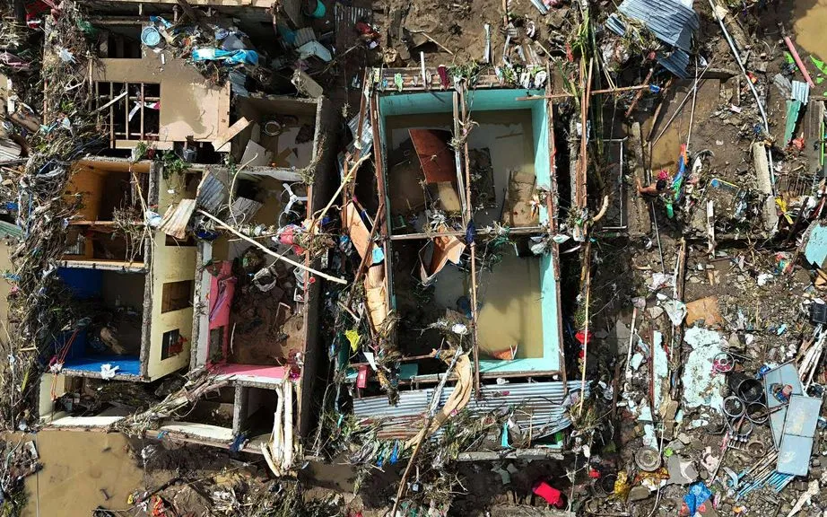 Người dân trở về thu dọn sau bão Kalmaegi tại thành phố Talisay, tỉnh Cebu, miền Trung Philippines, ngày 5/11/2025. (AP/Jacqueline Hernandez)