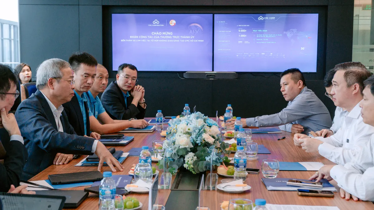 Thường trực Thành ủy TP Hồ Chí Minh lắng nghe kiến nghị về thúc đẩy hạ tầng số  - Ảnh 3.