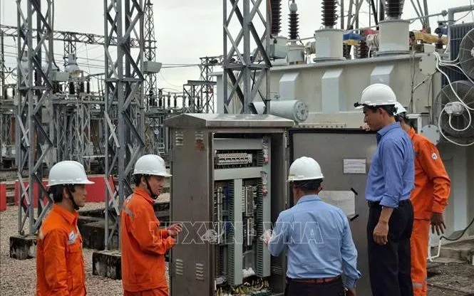 Kiểm tra an toàn kỹ thuật tại Trạm biến áp 110 KV khu vực Hiệp Đức (Đà Nẵng). Ảnh: TTXVN