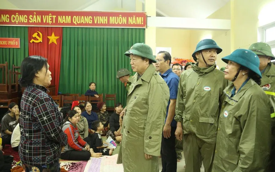 Phó Thủ tướng Trần Hồng Hà cùng lãnh đạo Bộ Quốc phòng và Bộ Công an thăm hỏi, động viên người dân ở nơi sơ tán.