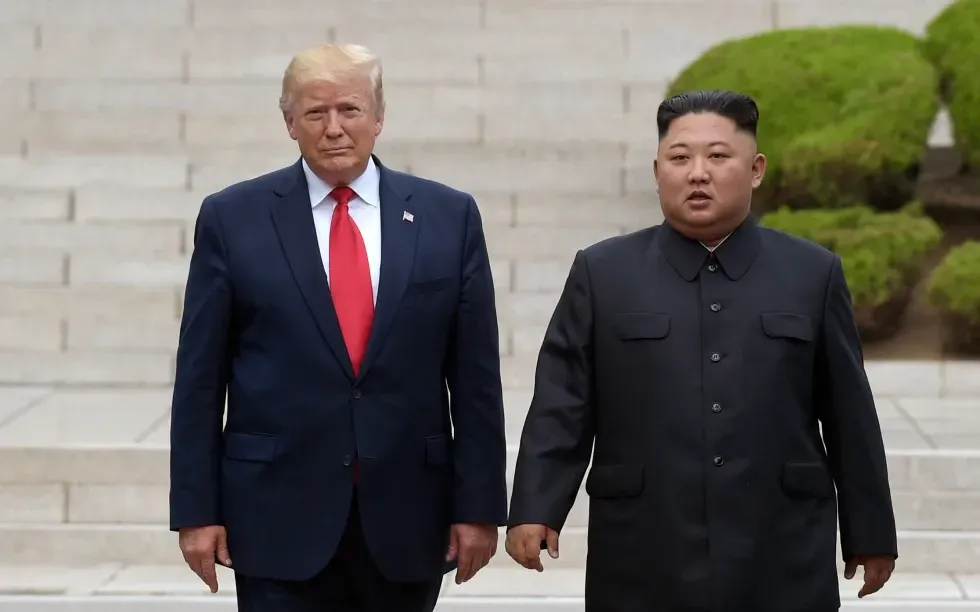 Tổng thống Mỹ Donald Trump (bên trái) gặp nhà lãnh đạo Triều Tiên Kim Jong Un tại làng Panmunjom thuộc Khu phi quân sự ở biên giới Hàn Quốc - Triều Tiên, ngày 30/6/2019 (Ảnh AP)