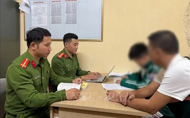 Em V.T.Đ. được bố đưa đến Cơ quan Công an trình báo nguyên nhân vụ việc. Ảnh: TTXVN