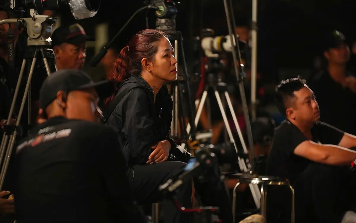 Tổng Đạo diễn Mai Thắm trên trường quay Chiến sĩ quả cảm