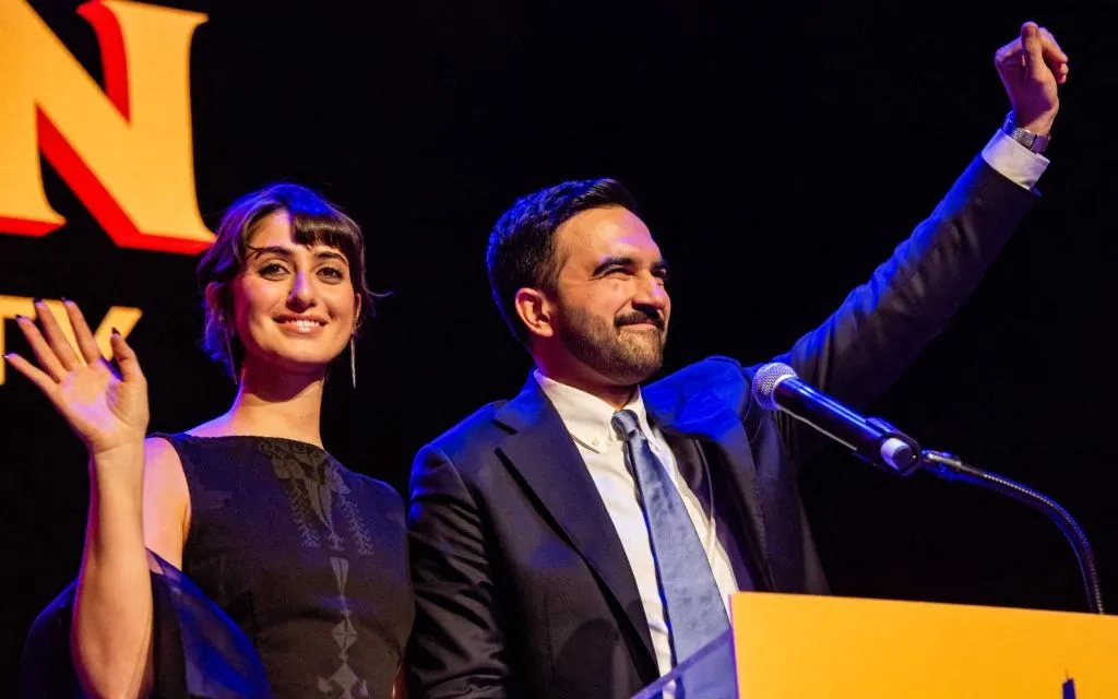 Ông Zohran Mamdani (bên phải) và vợ là Rama Duwaji trong sự kiện đêm bầu cử tại Nhà hát Brooklyn Paramount ở quận Brooklyn, New York, Mỹ, ngày 4/11/2025 (Ảnh: AFP)