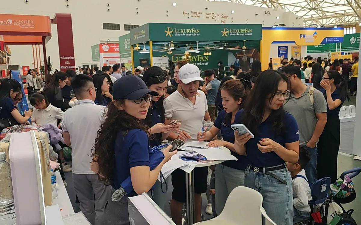 Gian hàng ngân hàng thu hút nhiều doanh nghiệp đến trao đổi, kết nối và tìm kiếm cơ hội hợp tác tài chính.