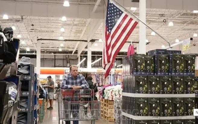 Người tiêu dùng mua sắm tại siêu thị ở California, Mỹ. Ảnh: THX/TTXVN