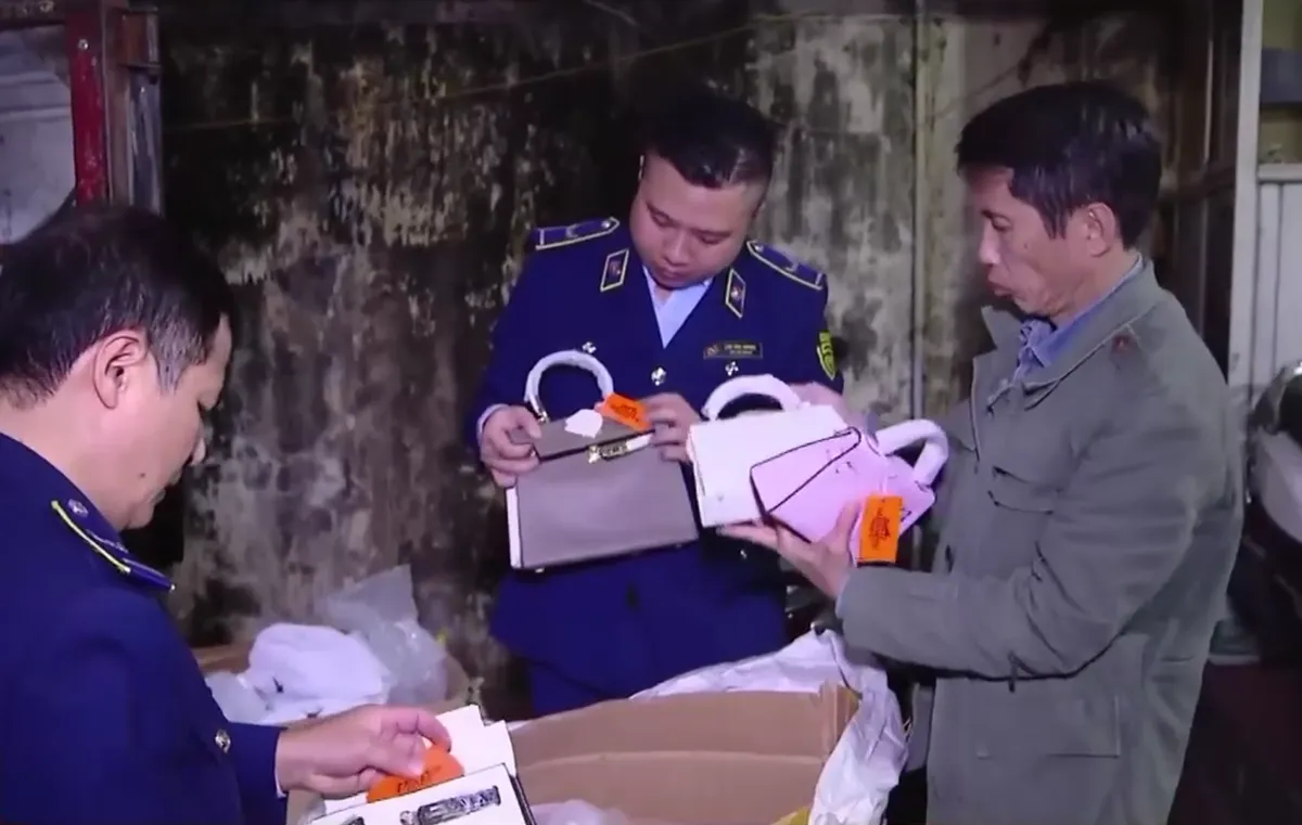 Phát hiện kho chứa số lượng lớn túi xách giả mạo nhãn hiệu tại Hà Nội - Ảnh 1.