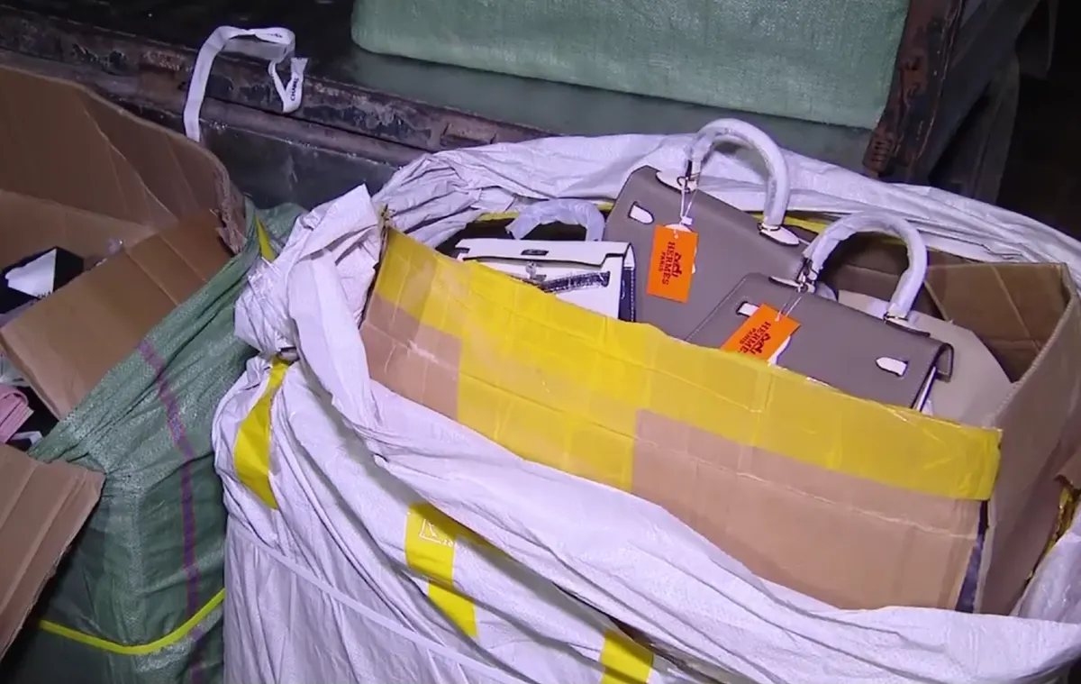 Phát hiện kho chứa số lượng lớn túi xách giả mạo nhãn hiệu tại Hà Nội - Ảnh 2.