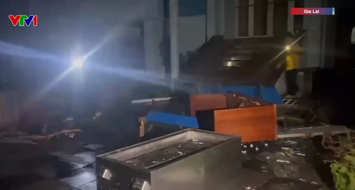 Bão quần thảo nhiều giờ ở Gia Lai, 2 người thương vong do nhà sập- Ảnh 4. Bão quần thảo nhiều giờ ở Gia Lai, 2 người thương vong do nhà sập- Ảnh 4.