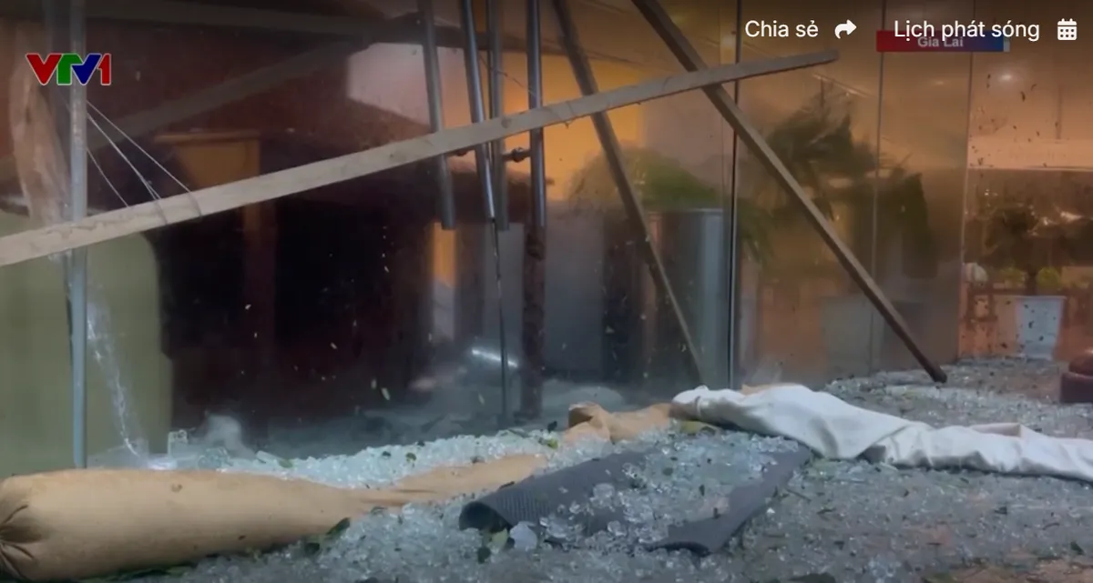 Bão quần thảo nhiều giờ ở Gia Lai, 2 người thương vong do nhà sập- Ảnh 3. Bão quần thảo nhiều giờ ở Gia Lai, 2 người thương vong do nhà sập- Ảnh 3.