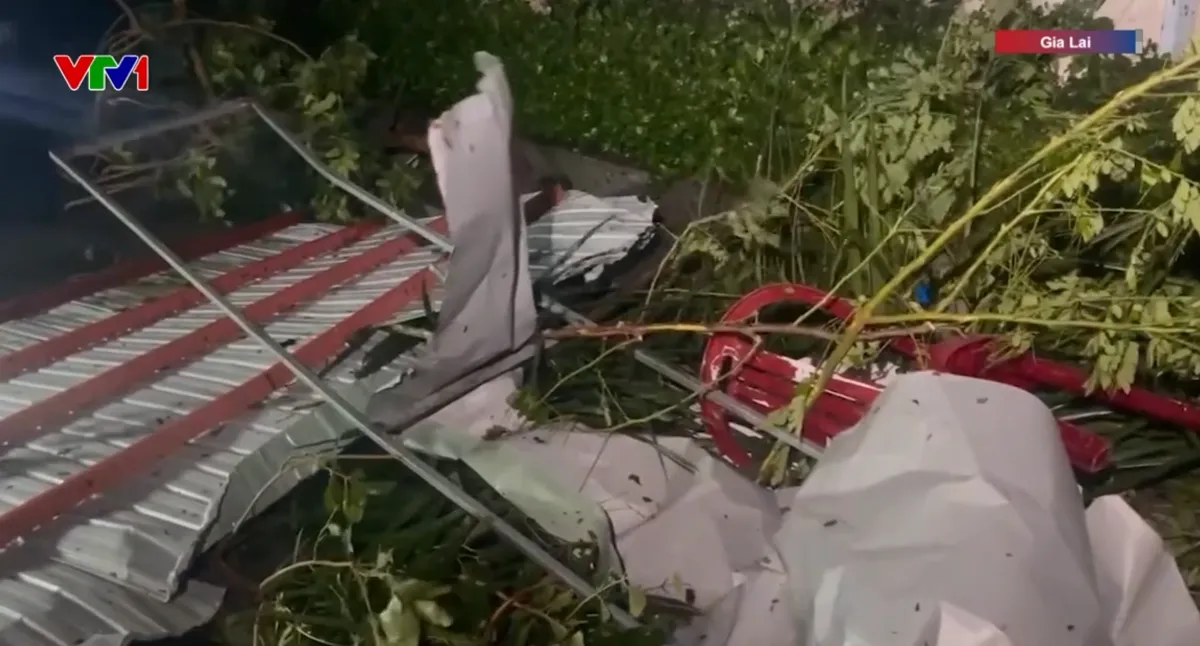 Bão quần thảo nhiều giờ ở Gia Lai, 2 người thương vong do nhà sập- Ảnh 1. Bão quần thảo nhiều giờ ở Gia Lai, 2 người thương vong do nhà sập- Ảnh 1.