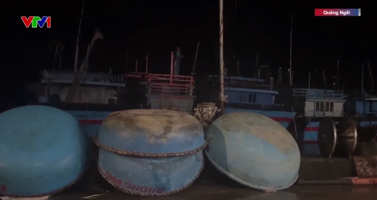 Bão số 13 quét qua Quảng Ngãi: Tàu cá bị đứt neo, sóng lớn đánh hư hại thân tàu- Ảnh 1.
