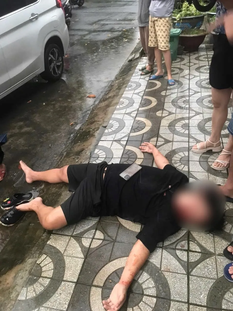 Làm rõ các đối tượng hành hung tài xế xe công nghệ ở Đà Nẵng ngã gục - Ảnh 1.