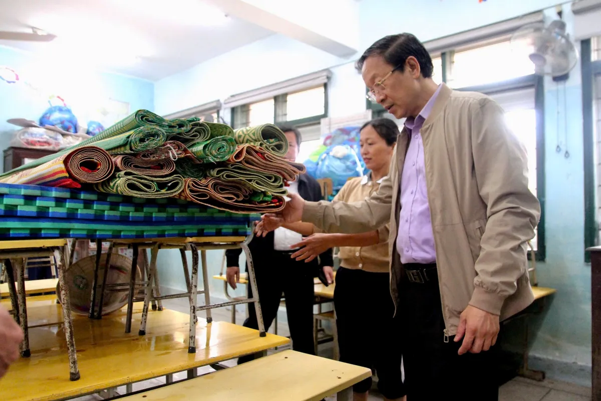 Kh&ocirc;ng để lũ cuốn tr&ocirc;i ước mơ học tập của học sinh, sinh vi&ecirc;n Huế- Ảnh 1.