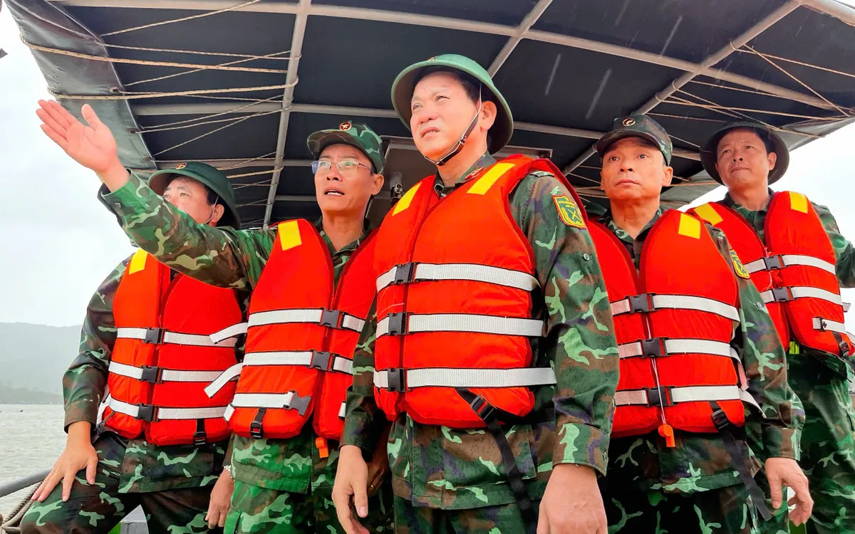 Trung tướng Lê Ngọc Hải - Tư lệnh Quân khu 5 đã trực tiếp kiểm tra công tác phòng, chống bão số 13 tại tỉnh Gia Lai.