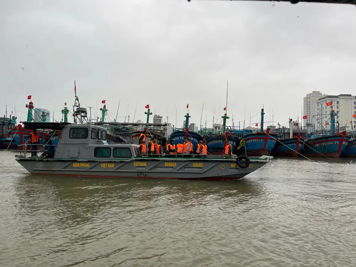 Gia Lai: Tuyệt đối không để người dân ở lại thuyền, quay trở lại thuyền khi đã được sơ tán. - Ảnh 1.