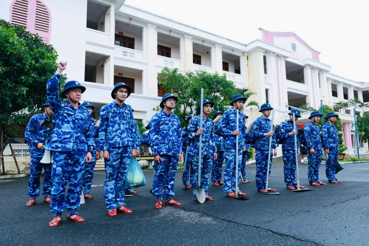 Sẵn sàng ứng phó với diễn biến phức tạp của cơn bão số 13 - Ảnh 1.