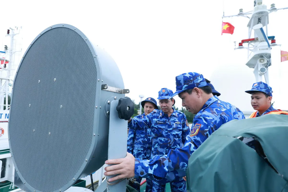 Sẵn sàng ứng phó với diễn biến phức tạp của cơn bão số 13 - Ảnh 2.