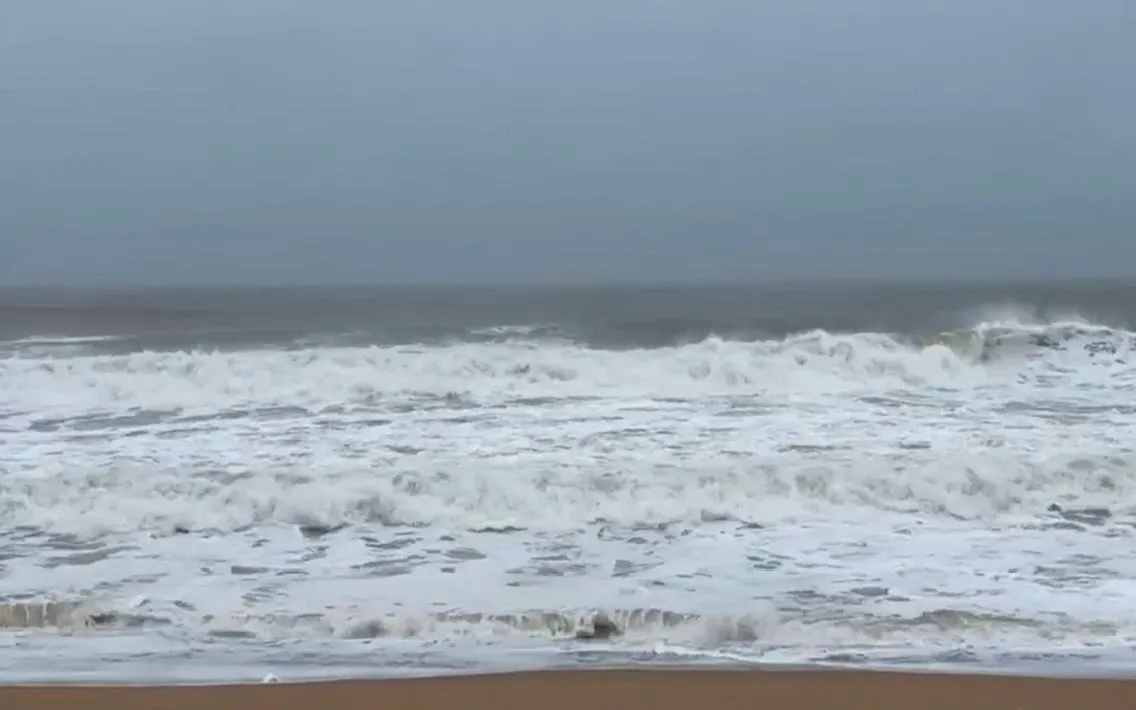 Đắk Lắk hiện có sóng biển lớn, gió bắt đầu thổi mạnh.