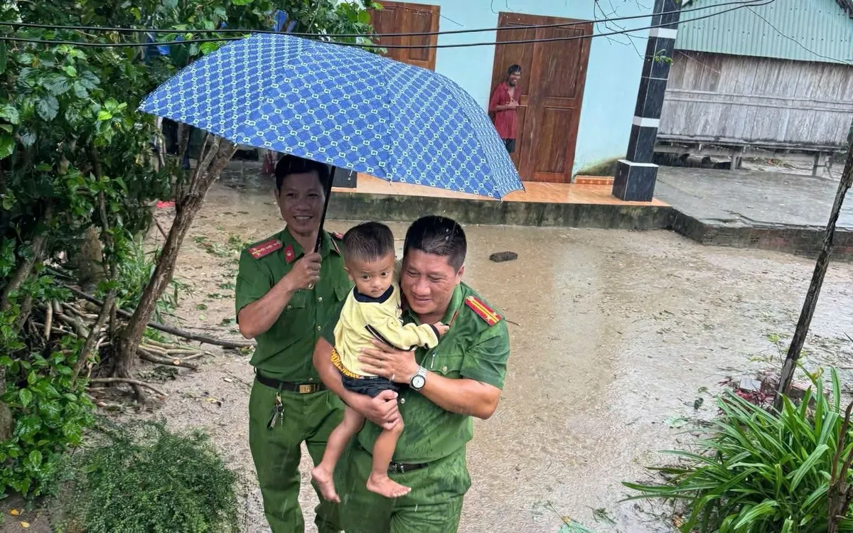 Đưa người dân đến trụ sở phường để tránh bão an toàn.