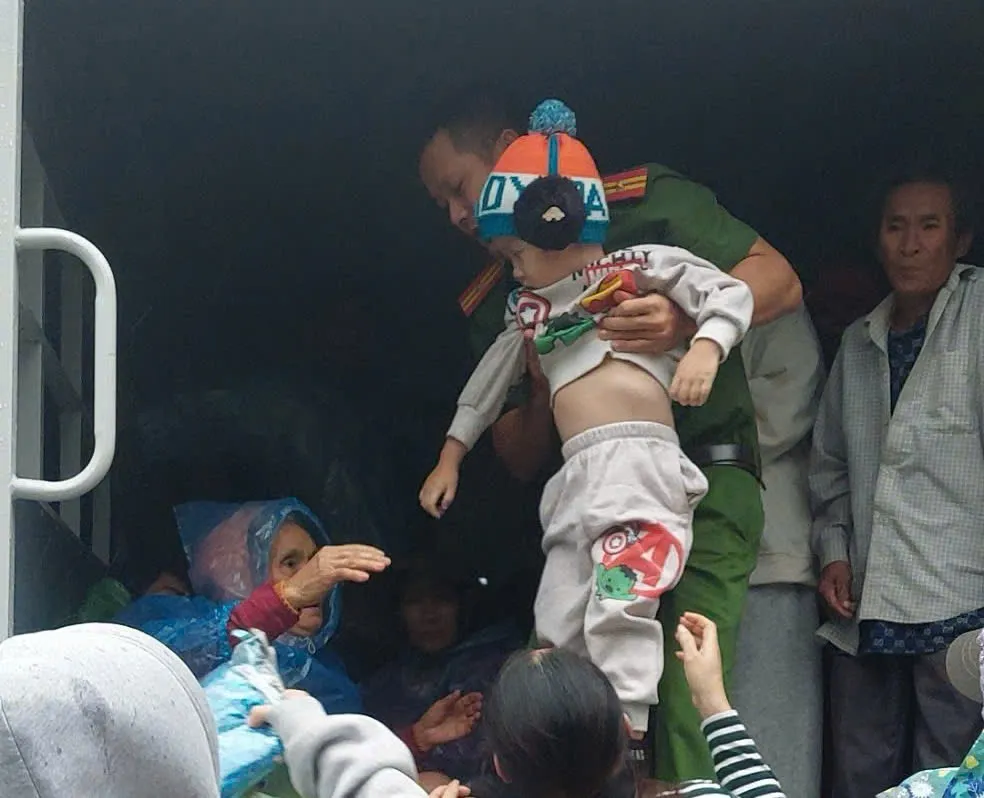 Gia Lai: Đưa người dân đến trụ sở phường để tránh bão an toàn. - Ảnh 1.