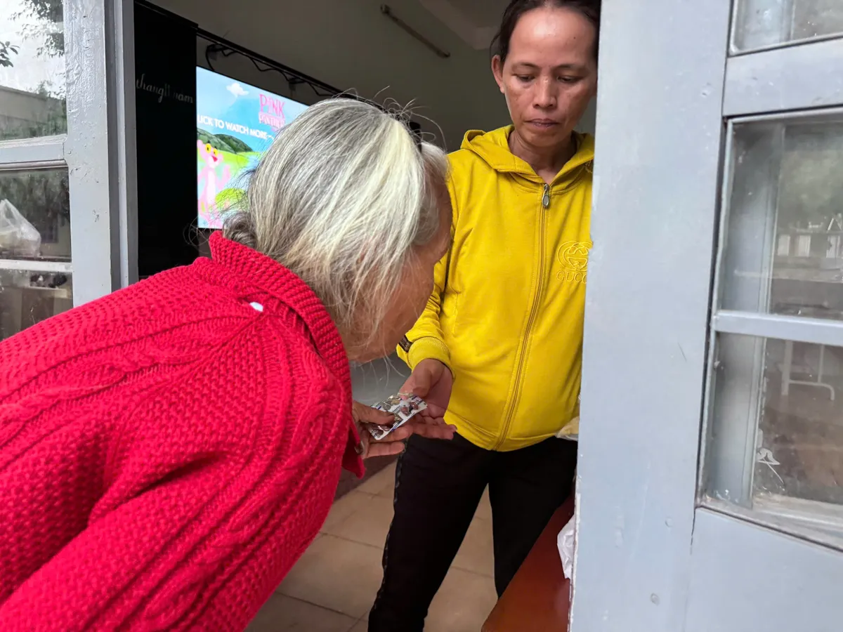 Gia Lai: Đưa người dân đến trụ sở phường để tránh bão an toàn. - Ảnh 2.