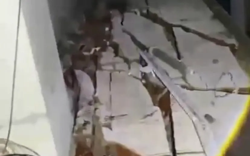 Lốc xoáy mạnh khiến một căn chung cư bị hư hỏng nặng.