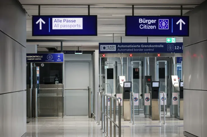 EU tăng cường hạn chế nhập cảnh đối với công dân Nga- Ảnh 1. EU tăng cường hạn chế nhập cảnh đối với công dân Nga- Ảnh 1.