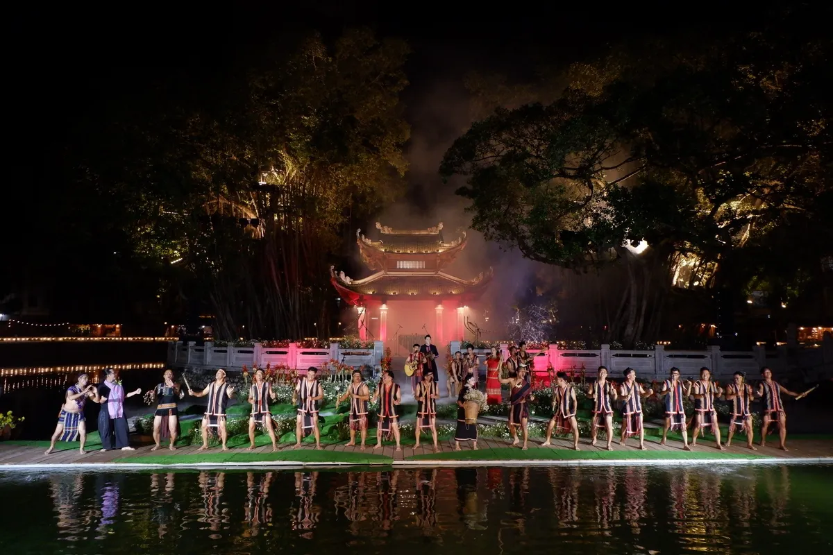 Sông Hồng gọi, đại ngàn reo: Vóc dáng núi rừng giữa lòng Hà Nội - Ảnh 1.