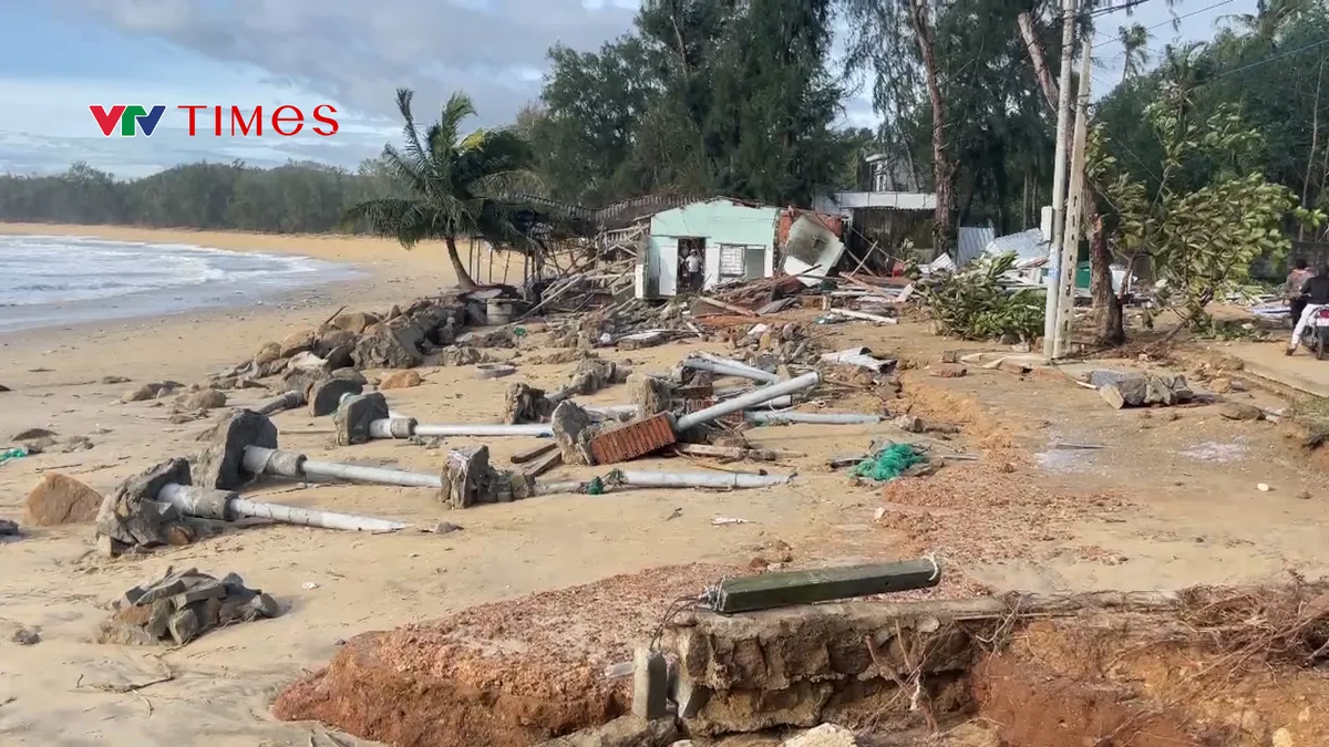 Quảng Ngãi: Sa Huỳnh tan tác sau bão, người dân thẩn thờ nhìn biển nuốt nhà - Ảnh 4.