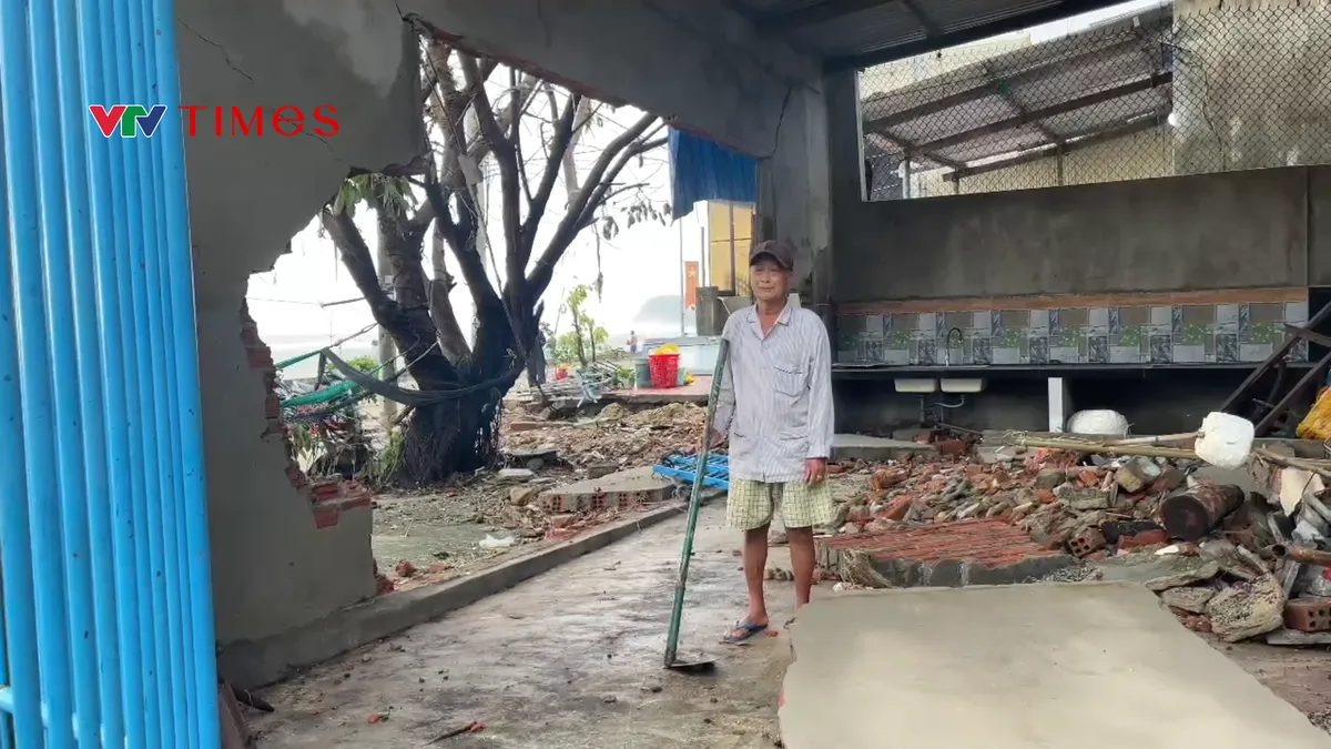 Quảng Ngãi: Sa Huỳnh tan tác sau bão, người dân thẩn thờ nhìn biển nuốt nhà - Ảnh 2.